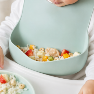 Silicone baby bib with food catching pocket