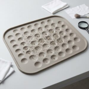 OEM sample evaluation of litter particles remaining in a silicone cat litter mat surface pattern